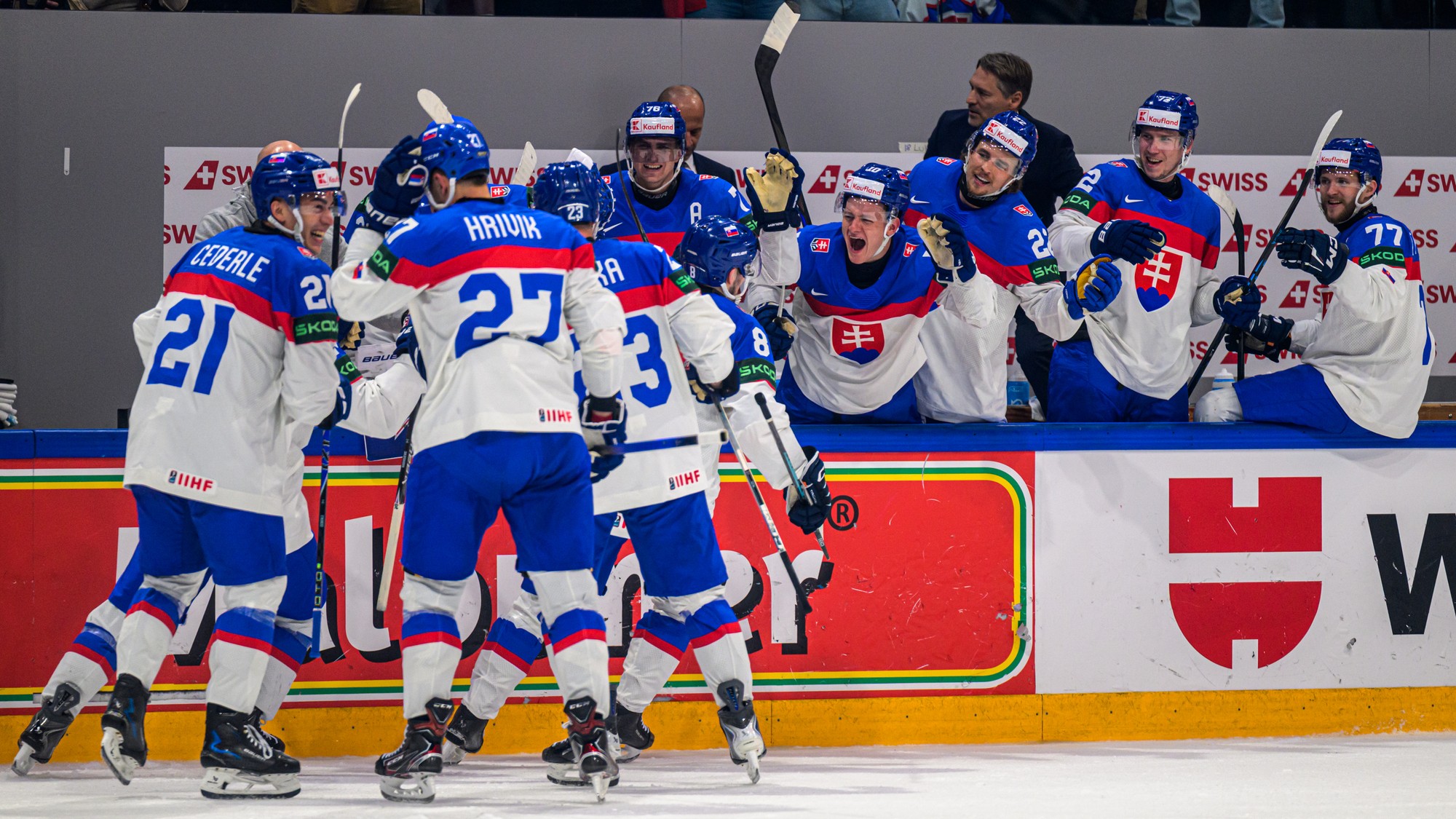 Slovenskí hráči zľava Sebastián Čederle (21), kapitán Marek Hrivík (27), Adam Liška (23), Oliver Okuliar (8), Martin Pospíšil (76), Adam Sýkora (10), Kristián Pospíšil (22), Andrej Kollár (72) a Martin Faško-Rudáš (77). 