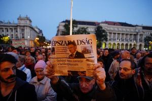 Protest przeciwko zamknięciu węgierskiego dziennika „Népszabadság . Fot. Zoltan Balogh/MTI
