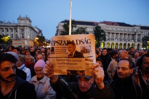 Protest przeciwko zamknięciu węgierskiego dziennika „Népszabadság . Fot. Zoltan Balogh/MTI