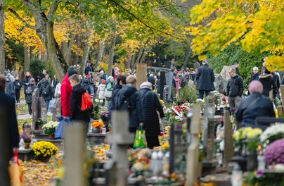 Specjalne rozkłady jazdy w Gdańsku na 1 listopada. Autobusy i tramwaje kursują częściej