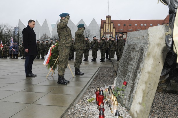 Prezydent Andrzej Duda składa kwiaty pod Pomnikiem Ofiar Grudnia 1970 - Anioła Wolności w Szczecinie.