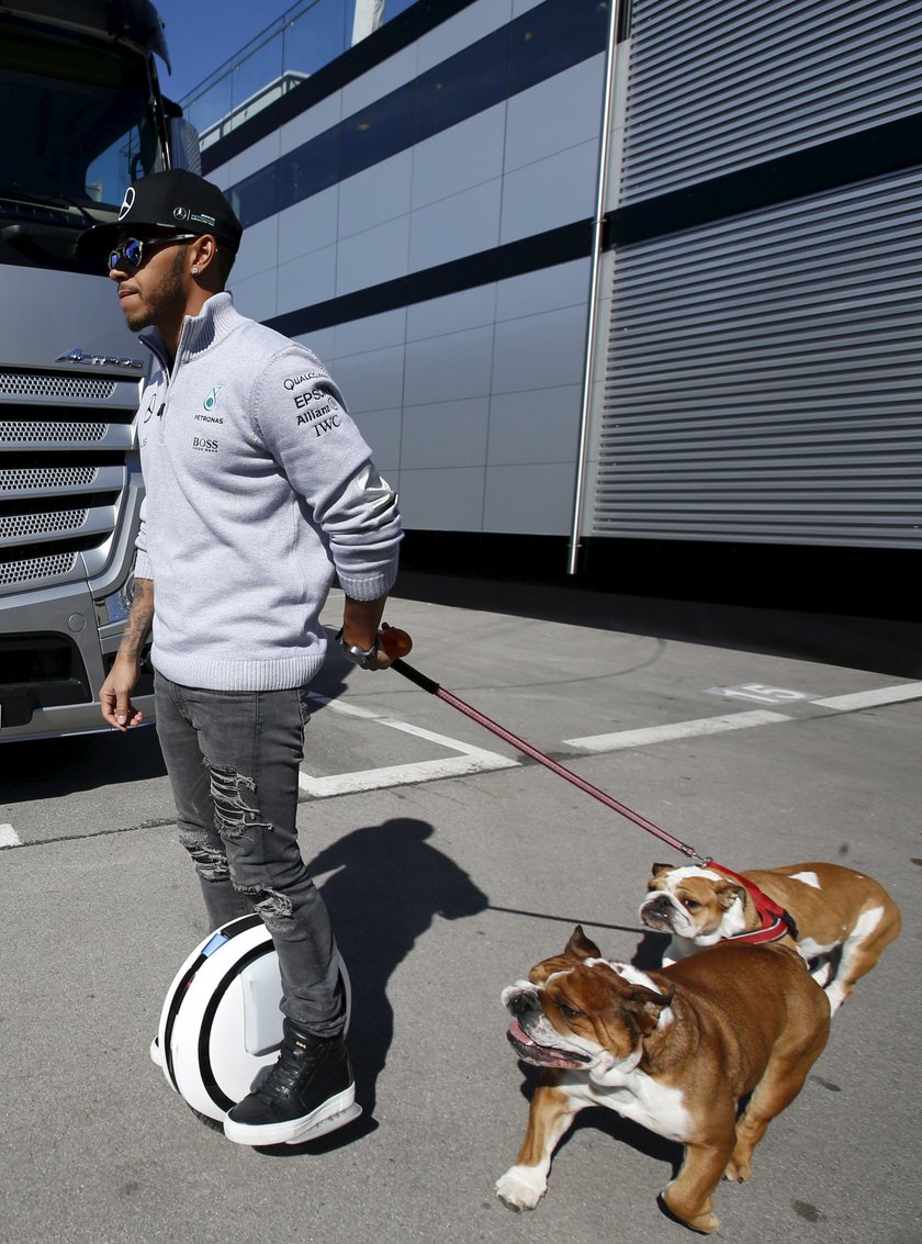 Lewis Hamilton na dziwnym spacerze z psami na katalońskim torze