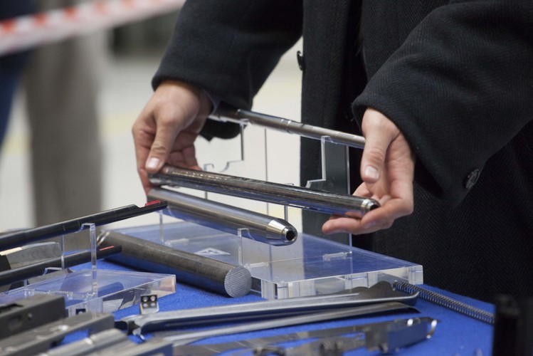 Na wydziale obróbki cieplno-chemicznej znajduje się jedyna w Polsce maszyna do kucia luf.<br><br>(cat) PAP/Michał Walczak