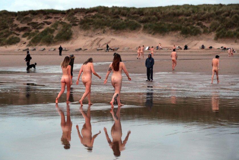 Setki golasów na plaży w Anglii. Tak świętowali równonoc jesienną 2018