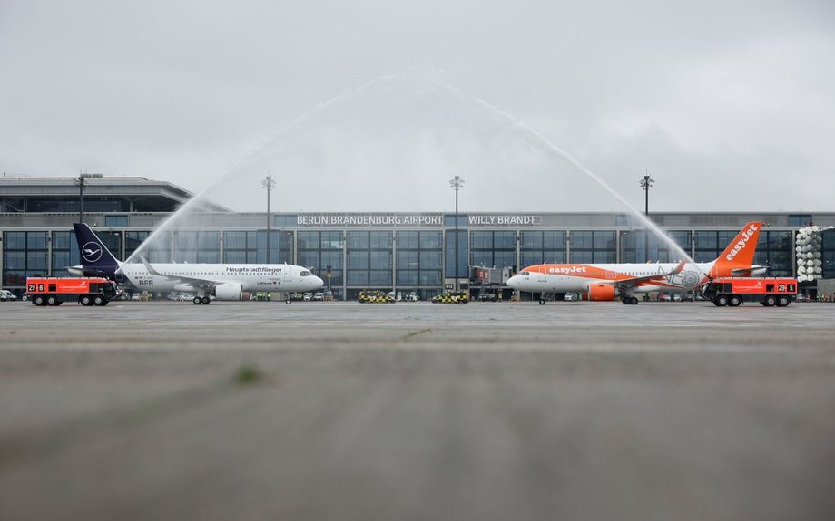 Przylot samolotów Lufthansy i easyJet zainaugurował działalność lotniska Berlin-Brandenburg. 