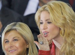 Gwiazdor Barcelony całował się z Shakirą na meczu. Zobacz wideo