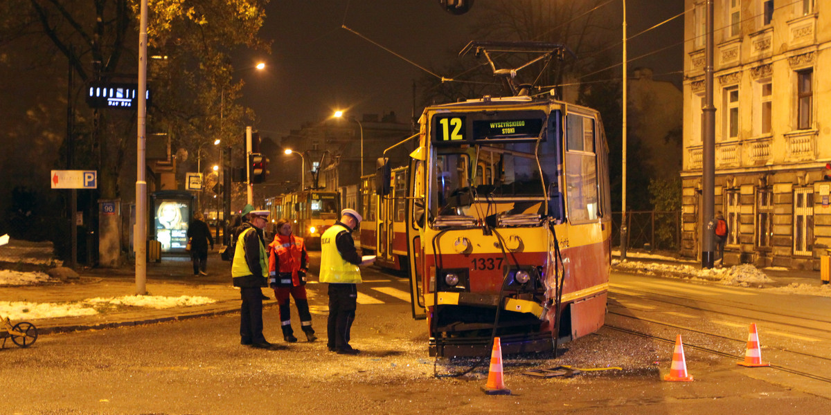 Wypadek autobusu z tramwajem w Łodzi.