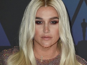 Kesha combig felsliccelt csilivili ruhájától kiég a retinánk