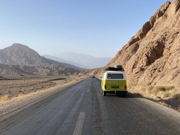 Górska droga prowadząca do Daszt-e Lut