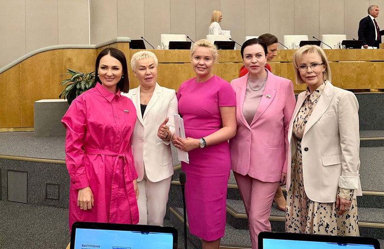 Rosyjskie posłanki na różowo dzień po premierze "Barbie"