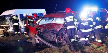 Tragiczny wypadek nad ranem. Jedna osoba nie żyje, 13 jest rannych