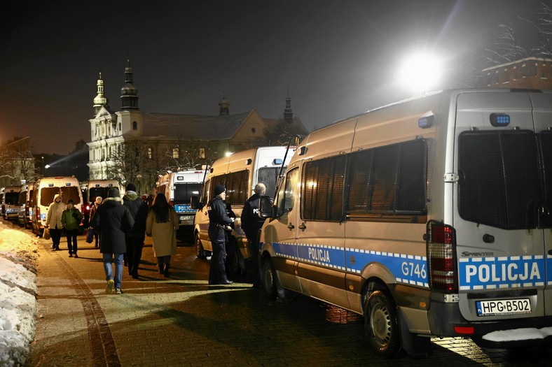 Wizytom polityków PiS towarzyszyła liczna obstawa policjantów (grudzień 2022 r.).