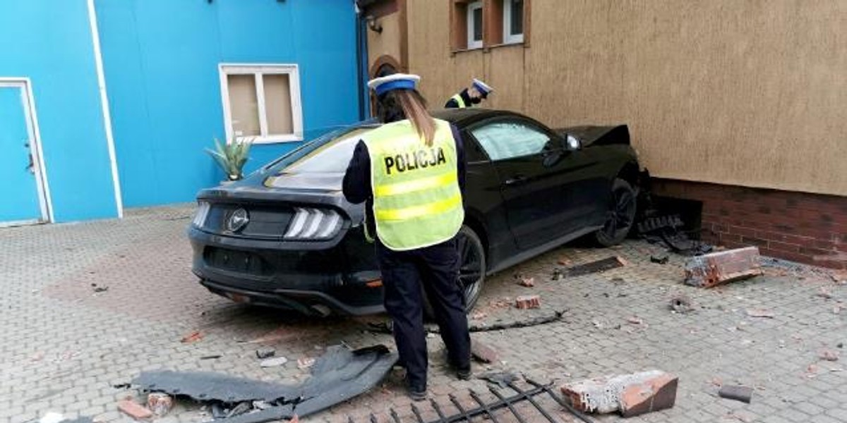 Straszny wypadek w Szczytnie. Mustang wjechał w wózek z bliźniakami