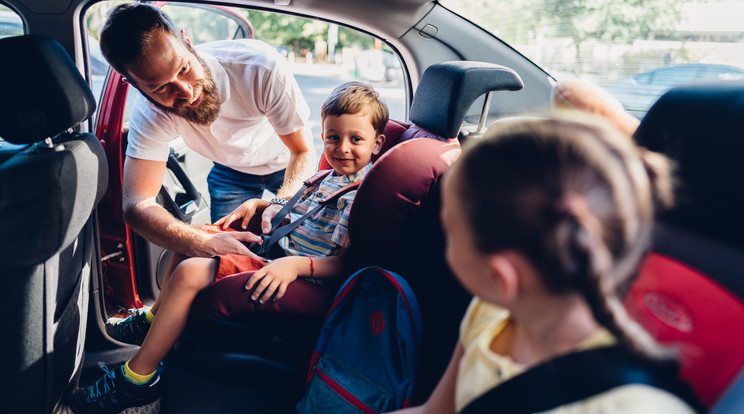 A törvény szerint a gyerekülés a vezetőülés kivételével az autó bármely ülésére felszerelhető. / Fotó: Getty Images