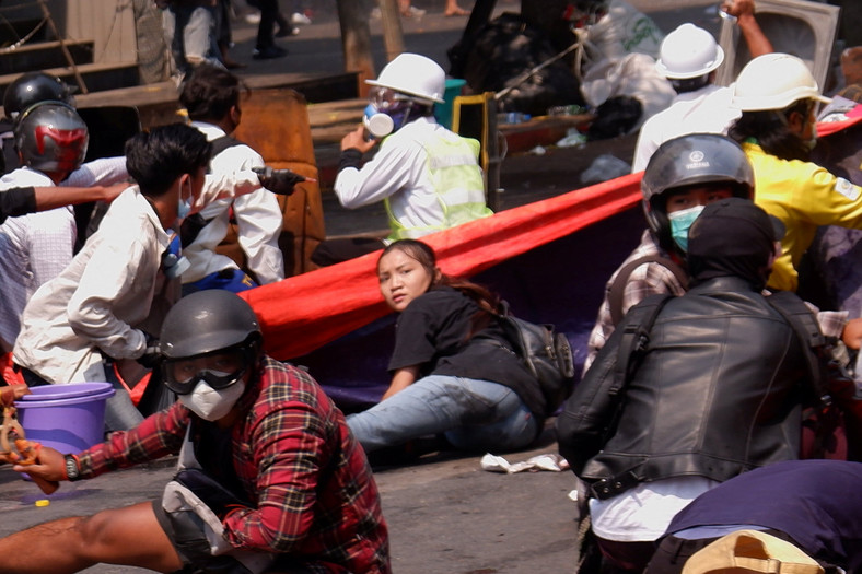 Protestujący leżą na ziemi po tym, jak policja otworzyła ogień, aby rozproszyć protesty przeciwko zamachowi stanu w Mandalay, Myanmar, 3 marca 2021 r. Wśród nich, Angel (Kyal Sin).