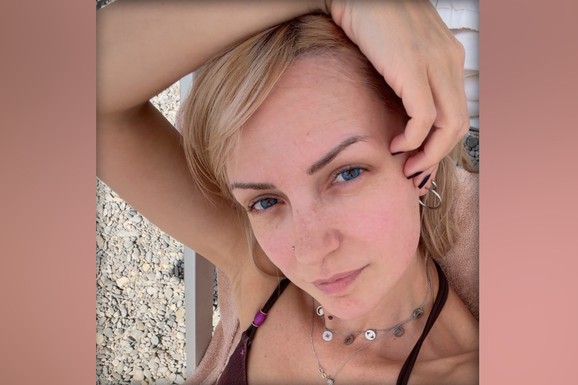 PEVAČICA (39) IMA ČETVORO DECE, A OVAKO IZGLEDA KADA SE SKINE Podelila selfi u kupaćem i oduševila figurom: "Kako je to moguće"