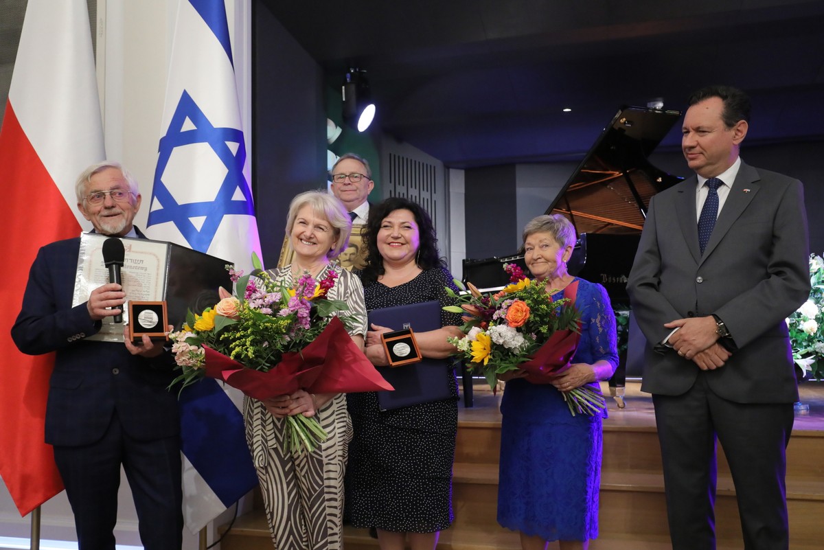 Ambasador Izraela w Polsce Jakow Liwne (z prawej) oraz członkowie rodziny odznaczonych medalem Julii i Juliana Stemporowskich i Leokadii Szalińskiej: Mieczysław Stemporowski, Alina Anton, Mirosława Kurowska i Ruta Sobieraj podczas uroczystości wręczenia medali i dyplomów honorowych „Sprawiedliwy wśród Narodów Świata”