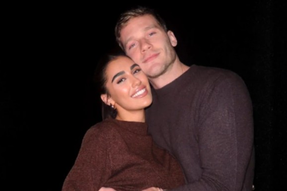 ALEKSANDAR RADOJIČIĆ NE ŠTEDI ZA PREZGODNU TURKINJU Odveo devojku van Beograda, evo gde u Srbiji uživaju u NESTVARNOM OKRUŽENJU: Snimaju se dok razmenjuju nežnosti (FOTO)