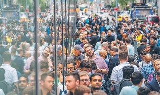 Zjechali z całej Polski, by stać kilka godzin w kolejce. Kim są osoby, które czekają pół nocy po najnowszego iPhone'a?