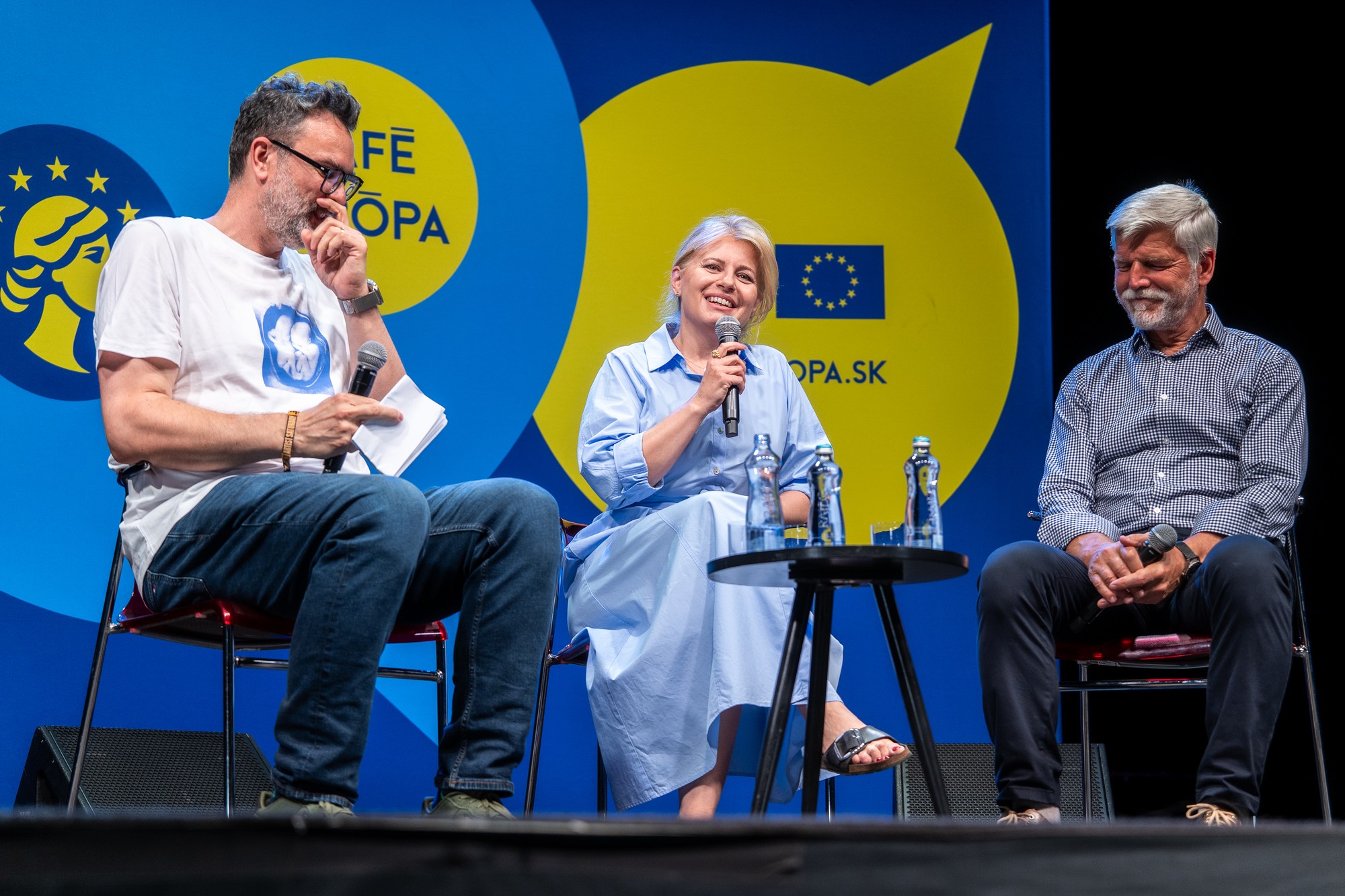 Šéfredaktor českého týždenníka Respekt Erik Tabery, exprezidentka Zuzana Čaputová a český prezident Petr Pavel.