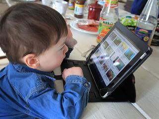 chłopiec i iPad