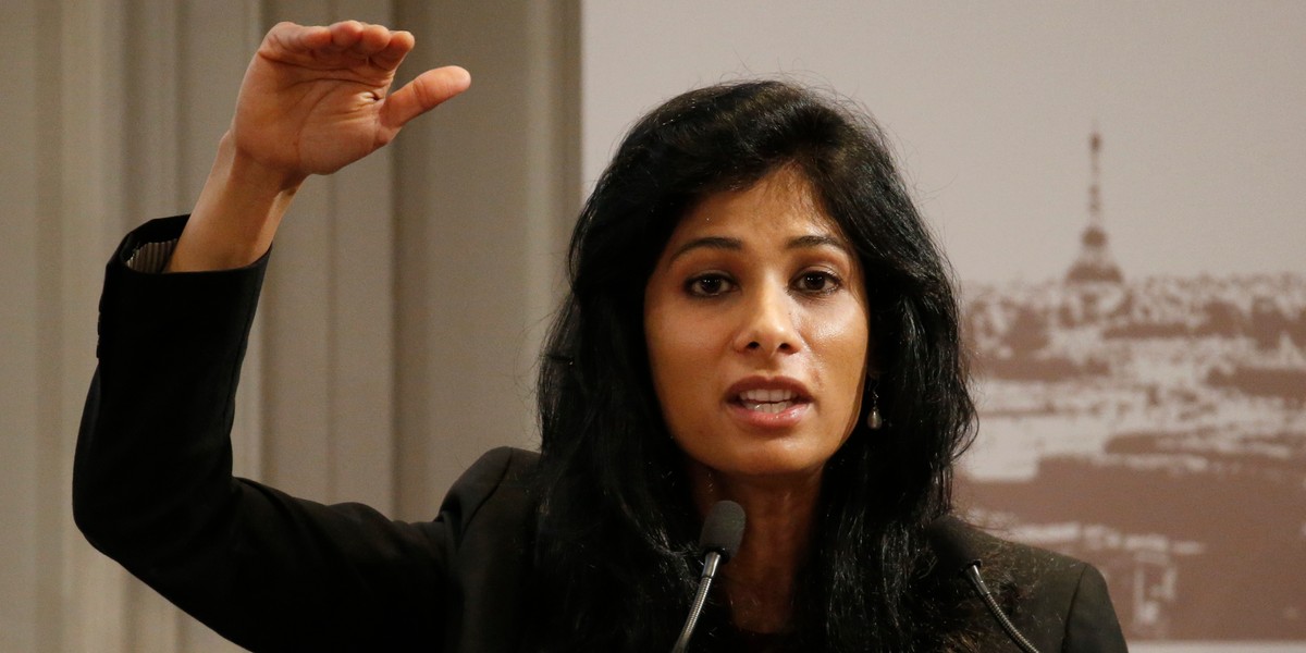 Gita Gopinath wykłada na Uniwersytecie Harvarda. Jest Amerykanką indyjskiego pochodzenia. W 2014 roku znalazła się na liście "Najlepszych ekonomistów poniżej 45. roku życia" przygotowanej przez Międzynarodowy Fundusz Walutowy