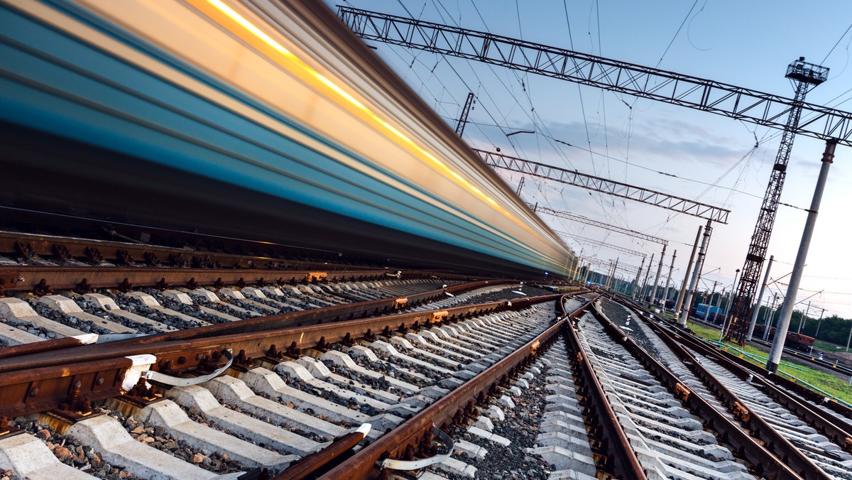 Pod pociąg Pendolino na stacji Gdynia Chylonia wpadły wczoraj wieczorem dwie osoby. Jedna z nich zmarła w wyniku odniesionych obrażeń, o czym informuje Radio Gdańsk.