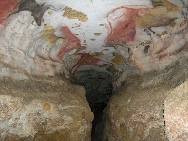 Dekorowany korytarz jaskini prowadzący z jednej komory do drugiej, fot. UNESCO, na licencji Creative Commons Attribution-ShareAlike 3.0 IGO