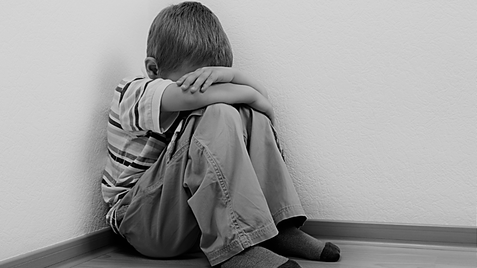 „Elkezdett fogdosni, majd azt mondta, fogjam meg én is” – Döbbenetes visszaemlékezés a bicskei gyermekotthon igazgatójának egyik áldozatától: évtizedes titkokat árult el a férfi