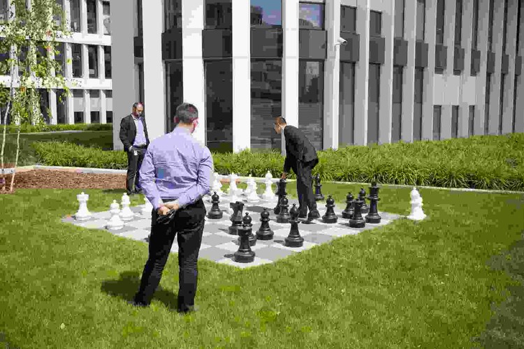 Zarządcy Business Garden stale monitorują jakość świadczeń. Zakres usług – np. dostępne kursy językowe – jest stale poszerzany zgodnie z życzeniami rosnącej liczby użytkowników kompleksu. W części ogrodowej dla pracowników przewidziano strefę aktywnego wypoczynku, z m.in. polem do gry w szachy.