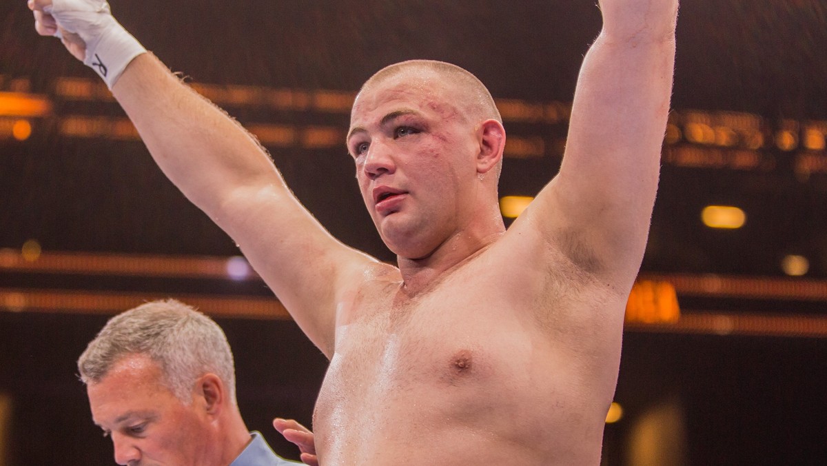 Adam "Baby Face" Kownacki (14-0, 11 KO) w sobotni wieczór na gali Premier Boxing Champions w Barclays Center na nowojorskim Brooklynie zanotował kolejny sukces w swej bokserskiej karierze. Pokonał przez nokaut techniczny Jesse Barboza (11-2-1, 7 KO). Sędzia  zatrzymał ich pojedynek w trzeciej rundzie. Było to drugie  ringowe zwycięstwo Polaka w tym roku. Adam jest zagorzałym kibicem piłkarskim.