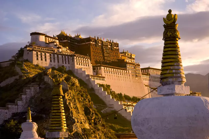 Pałac Potala – zimowa rezydencja nominalnych władców Tybetu do 1959 roku, kiedy Dalajlama XIV został zmuszony do ucieczki w wyniku nieudanego powstania. / Getty Images
