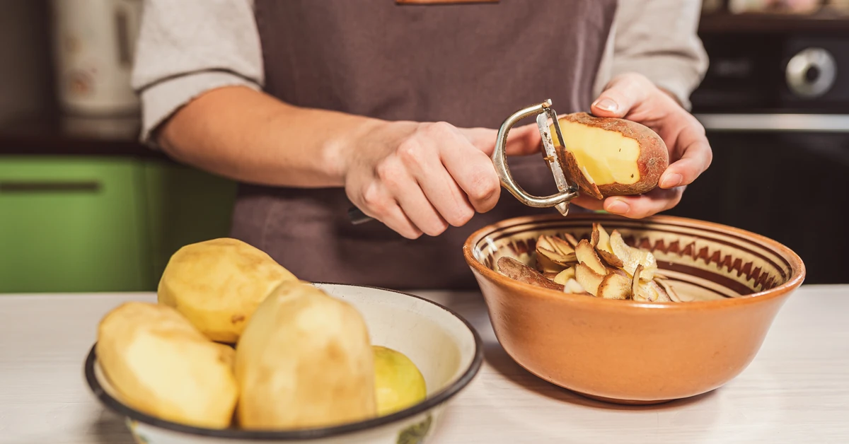 Domowy nawóz z obierek ziemniaków. Jak zrobić nawóz z obierek ziemniaków? Co można podlewać nawozem z obierek ziemniaków?