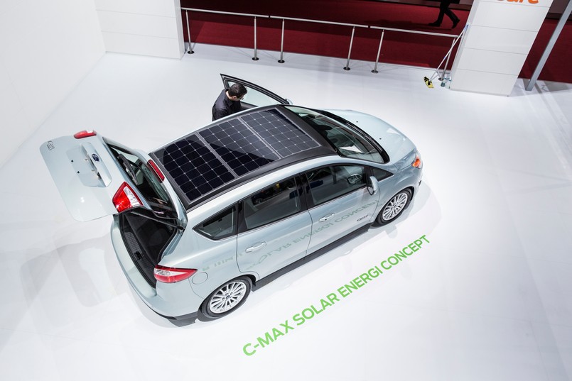 Ford znalazł receptę na koniec ropy naftowej? W czasie salonu samochodowego w Genewie producent przedstawił model o nazwie c-max solar energi concept - samochód posiada napęd hybrydowy, ale wykorzystuje też energię słoneczną. W opinii projektantów to pierwszy w swoim rodzaju pojazd wyposażony w ogniwa fotowoltaiczne. Takie rozwiązanie ma dać kierowcy większą wolność za kierownicą hybrydy - nawet z dala od sieci elektrycznej… Jak działa technologia zastosowana przez inżynierów Forda?