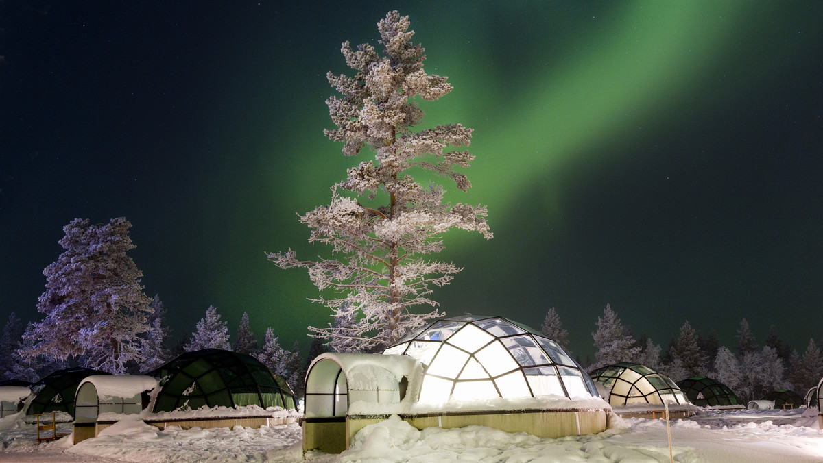 Najsłynniejsza fińska wioska szklanych igloo, która przyciąga turystów z całego świata pragnących podziwiać świetlne zjawiska na arktycznym niebie, tej zimy powiększy się o dodatkowe „domki”.