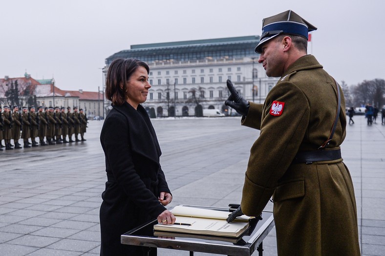 Annalena Baerbock podpisuje księgę pamiątkową pod Grobem Nieznanego Żołnierza w Warszawie, grudzień 2021 r. 