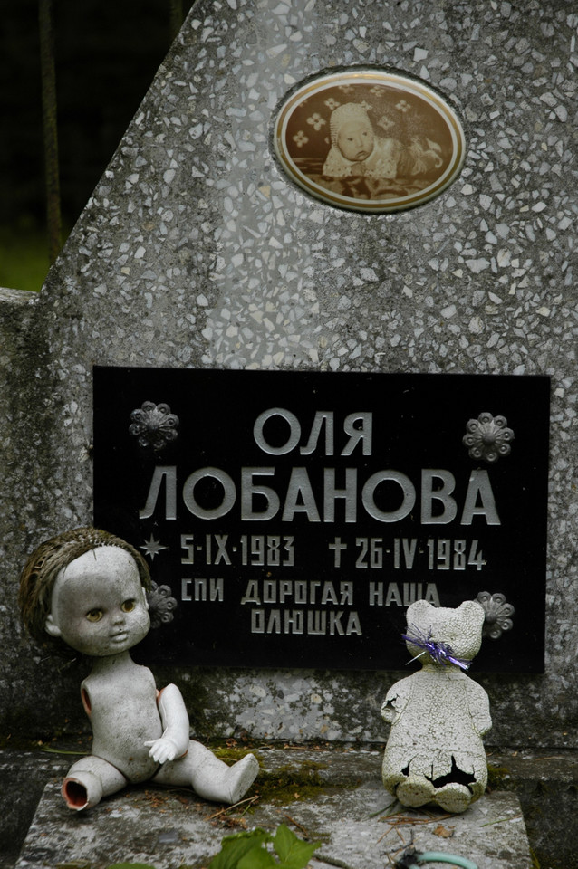 Borne Sulinowo, grób dziecka na radzieckim cmentarzu. "Śpij nasza droga Oleńko"