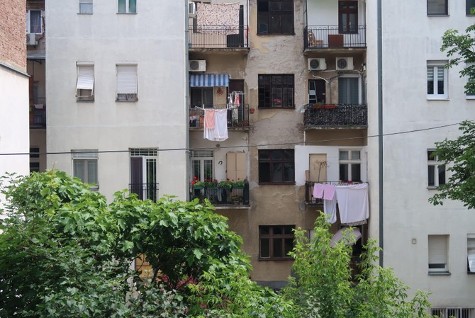 Ivan je iznajmio stan u neupadljivoj zgradi i tu se sastajao sa ljubavnicom