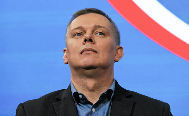 B. minister obrony Tomasz Siemoniak (PO) poinformował na konferencji prasowej, że sejmowa komisja obrony narodowej w środę rano zajmowała się wnioskiem PO o odwołanie Macierewicza. Jak relacjonował, na posiedzeniu komisji nie pojawił się Macierewicz.