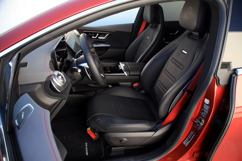 Niska pozycja za kierownicą i świetnie wyprofilowane fotele pozwalają kierowcy dobrze czuć zachowania samochodu. Między przednimi fotelami znajduje się centralny airbag.