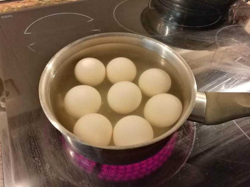 Jajka gotowane w wywarze z cebuli zyskają kasztanowy kolor
