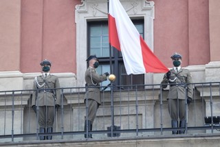 Prezydent wziął udział w uroczystości podniesienia Flagi Państwowej RP na Wieży Zegarowej Zamku Królewskiego