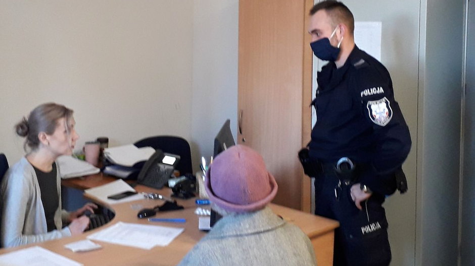 Policjanci zatrzymali podejrzaną o zniszczenia seniorkę 