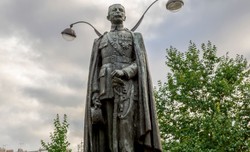 Dwa paryskie pomniki oblano farbą. Oba budzą skojarzenia z niewolnictwem i kolonializmem