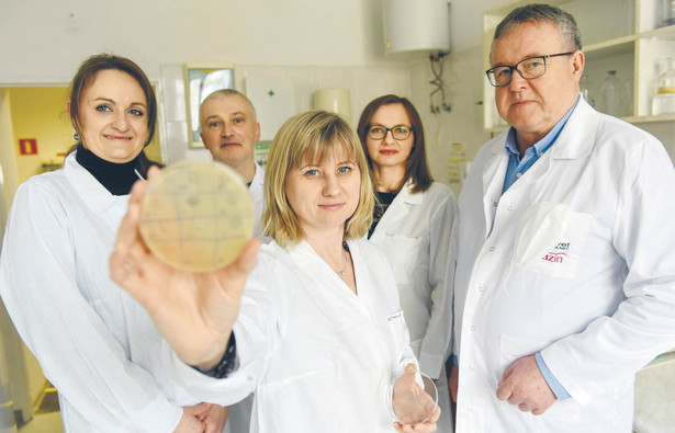 Dd lewej: dr Anna Nowaczek, dr. hab Andrzej Puchalski, prof. dr. hab Renata Urban-Chmiel, dr. hab Renata Dec, prof. dr. hab. Cezary J. Kowalski