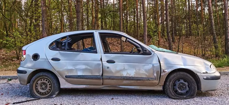 Porzucony pojazd przy drodze. Niektórzy robią to celowo. Co się z nim dzieje, kto ponosi koszty?