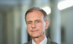 Były szef MON: PiS także na gruncie wojskowym realizuje politykę odklejania Polski od Europy