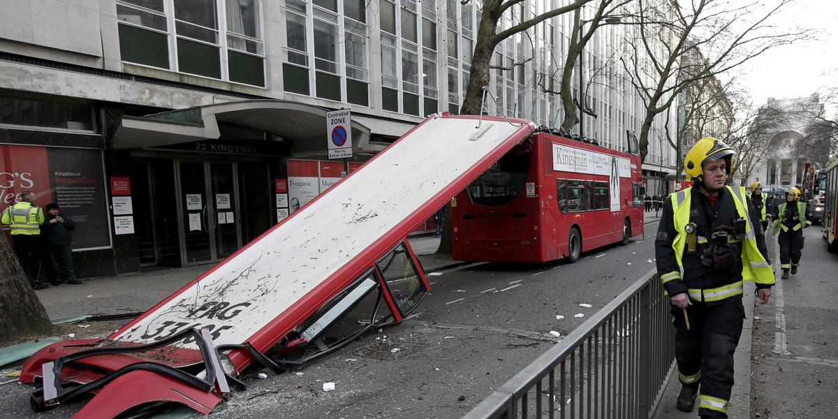 autobus zerwany dach londyn