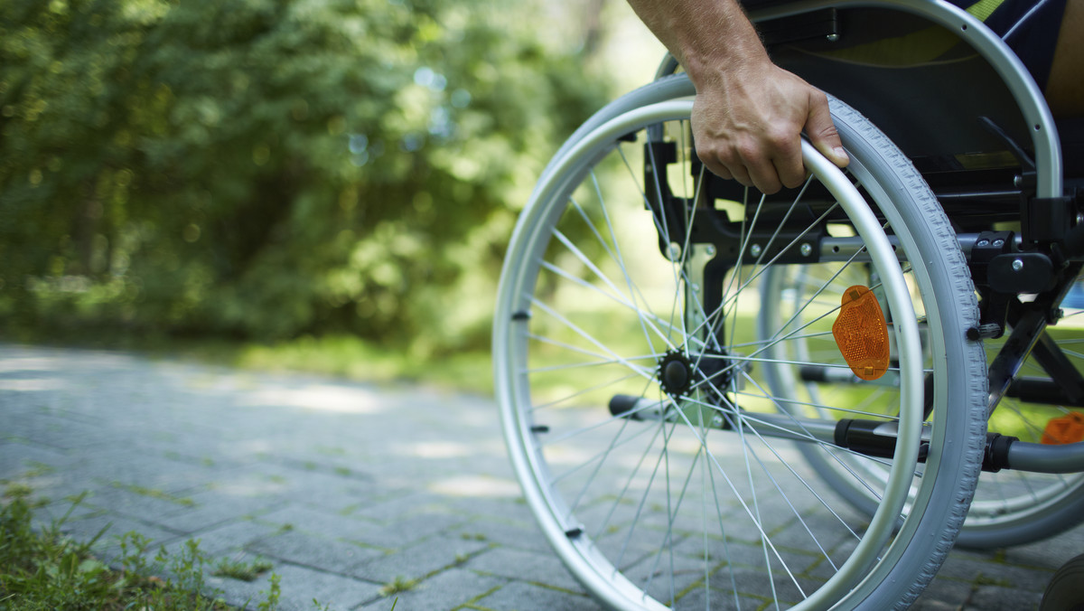 Tylko resort rodziny osiągnął ustawowy próg 6 proc. zatrudnienia osób niepełnosprawnych - informuje "Rzeczpospolita". Pozostałe, w związku z nieprzekroczeniem progu, muszą odprowadzać składki na Państwowy Fundusz Rehabilitacji Osób Niepełnosprawnych.
