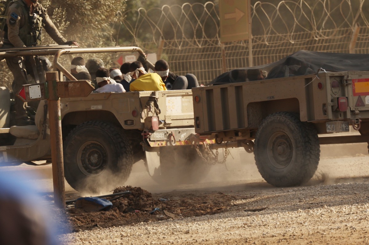 Izraelski pojazd wojskowy przewożący palestyńskich więźniów, uważanych za bojowników Hamasu, podczas opuszczania Strefy Gazy.